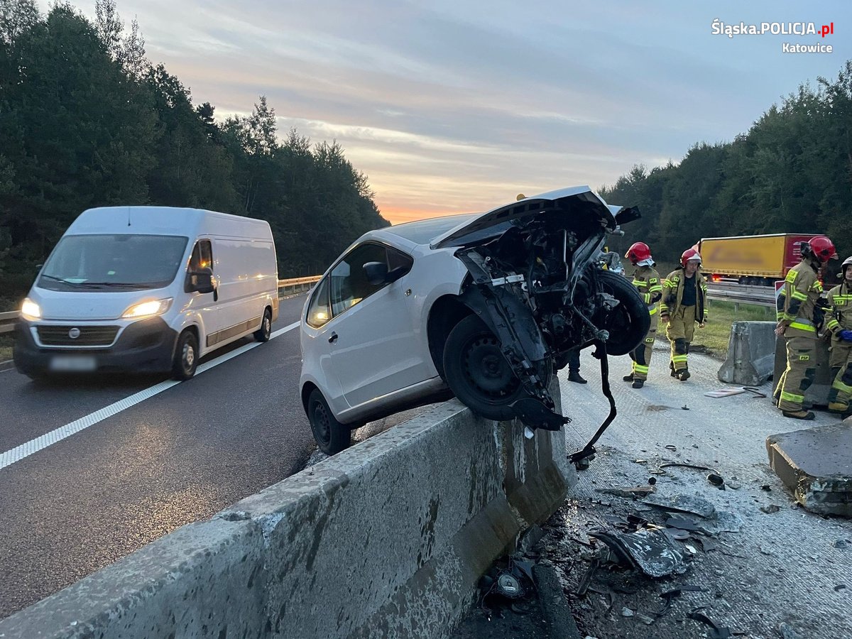 Wypadek na A4 w Katowicach. 60-letni kierowca uderzył w separatory. Mężczyzna trafił do szpitala z połamanymi nogami [Zdjęcia]