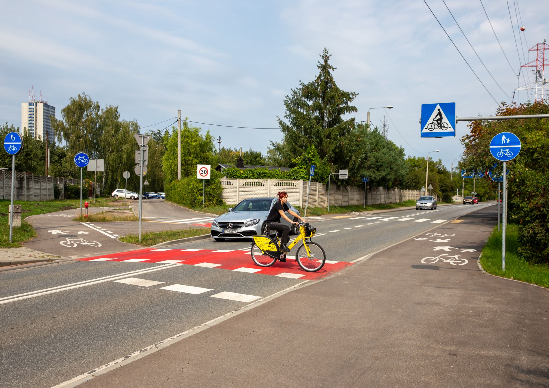 kobieta jadąca na rowerze