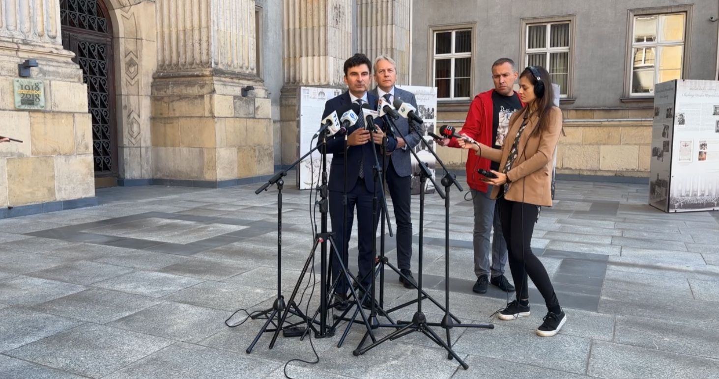 Marek Wójcik i Wojciech Saługa podczas briefingu przed urzędem wojewódzkim 