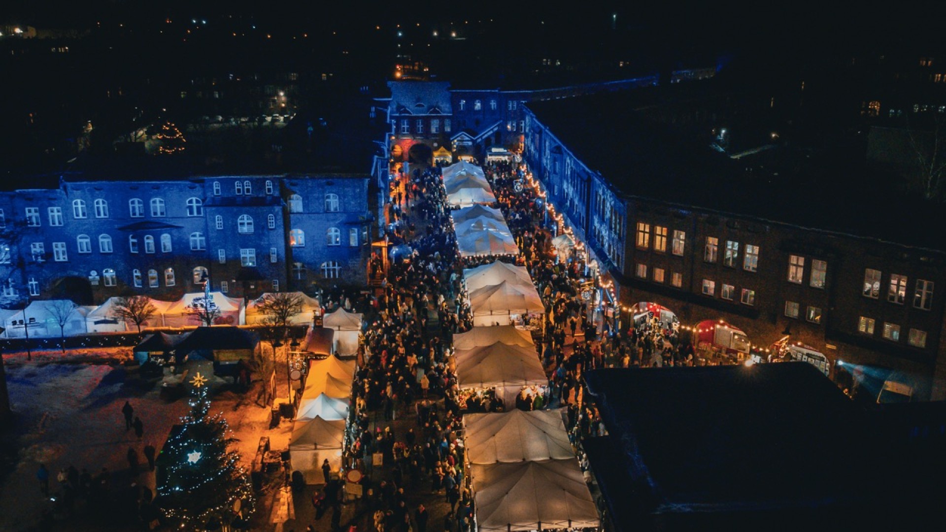 jarmark na nikiszu nocą z drona