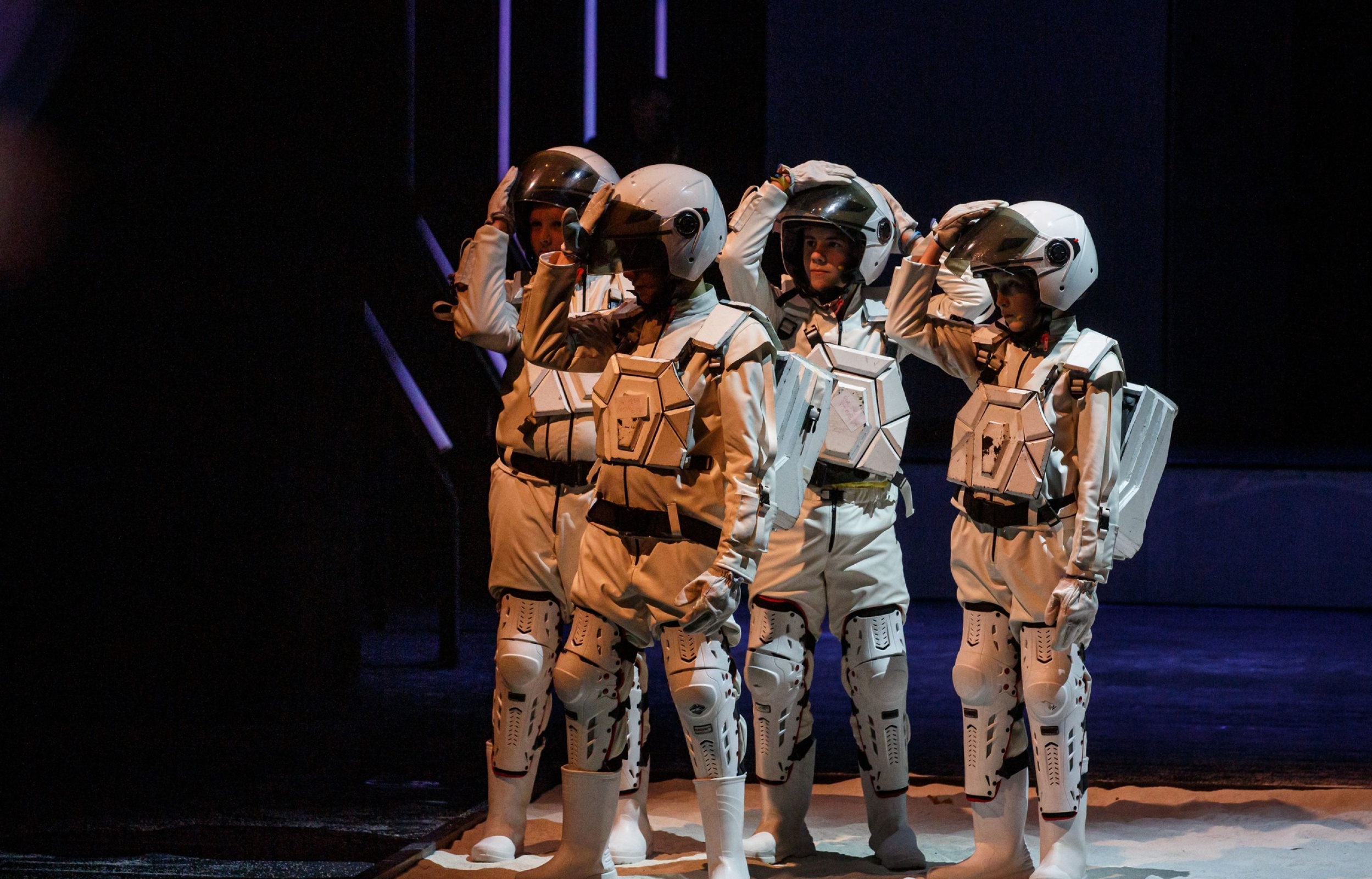 dzieci w strojach astronautów na scenie teatru śląskiego