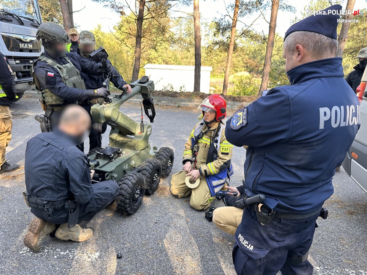 strażacy i policjanci podczas ćwiczeń