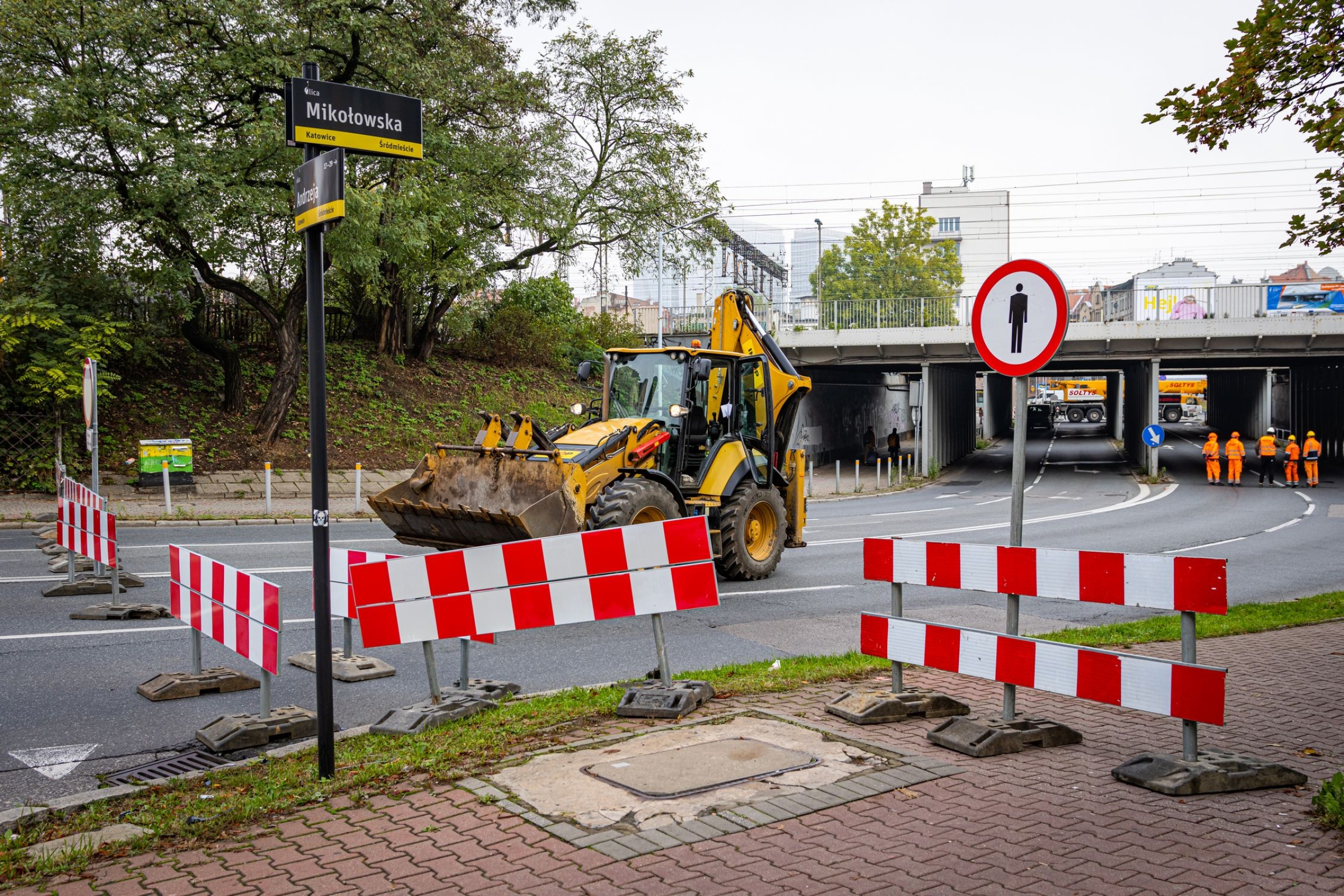 Zamknięty wiadukt kolejowy na ul. Mikołowskiej. Od dziś liczne zmiany w organizacji ruchu w śródmieściu Katowic [Zdjęcia]