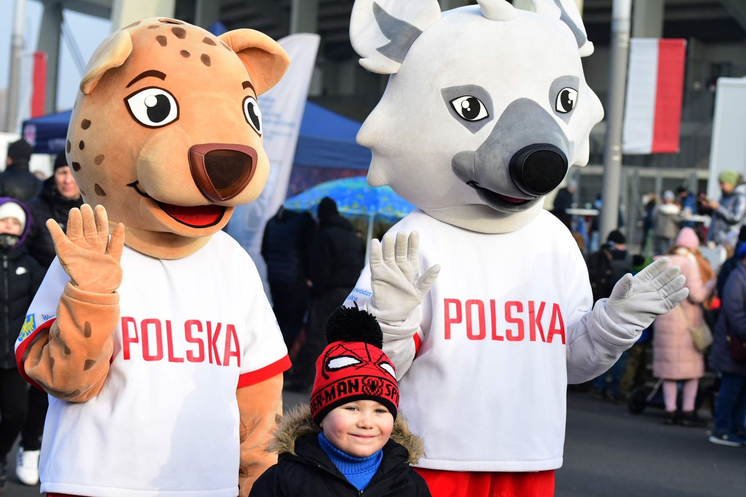 chłopiec z dwoma maskotkami przy stadionie śląskim