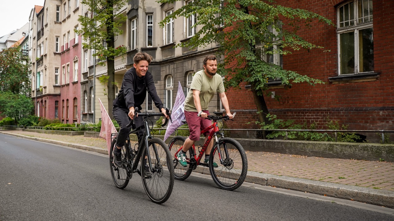 na rowerach Sebastian Pypłacz i Irène Mélix 