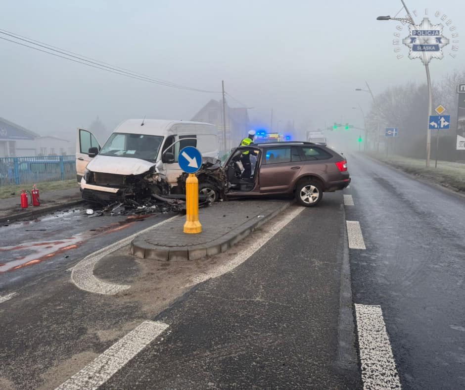 wypadek tychy, zderzony samochód i bus