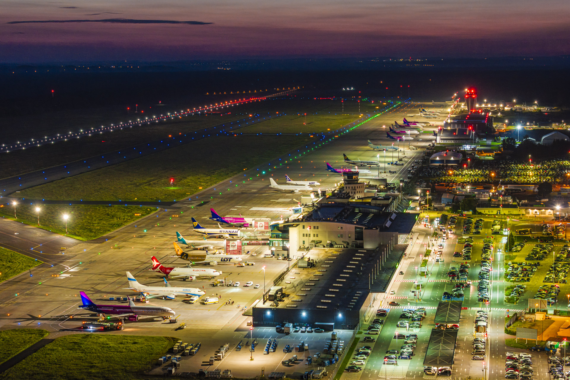 katowice airport, samoloty na płycie lotniska