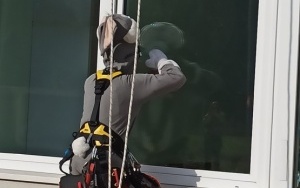 Postacie z bajek umyły okna w GCZD (9)