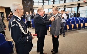 Wręczenie odznaczeń dla policjantów w Komendzie Wojewódzkiej Policji w Katowicach (4)