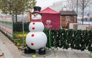 Jarmark Bożonarodzeniowy w Katowicach: trwa rozstawianie dekoracji [14.11.2022] (5)
