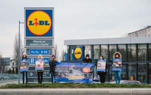 Protest Stowarzyszenia Otwarte Klatki przed Lidlem w Katowicach (1)
