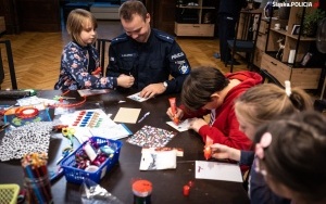 Świąteczne warsztaty policjantów i dzieci z Domu Dziecka (9)