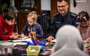 Świąteczne warsztaty policjantów i dzieci z Domu Dziecka (3)