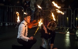 Pokaz tańca ognia na Jarmarku Bożonarodzeniowym (14)