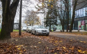 Źle zaparkowane samochody przy Supersamie (3)