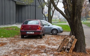 Źle zaparkowane samochody przy Supersamie (11)