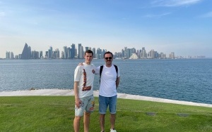 Jakub Kamiński ze swoim tatą w Katarze (1)