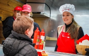 Sanah w Chorzowie rozdawała hot-dogi i bilety na swój koncert (5)