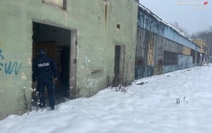 Policjanci z Katowic przeszukują miejsca przebywania osób bezdomnych (5)