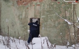 Policjanci z Katowic przeszukują miejsca przebywania osób bezdomnych (4)