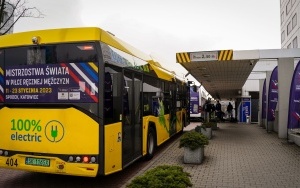 Piłkarze ręczni korzystają z autobusów PKM Katowice (2)