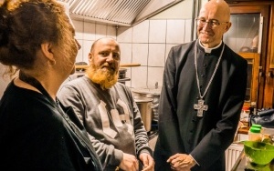 Arcybiskup Adrian Galbas wziął udział w akcji Zupy w Kato (4)