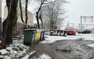 Porzucone odpady w pobliżu torów przy ul. Mikołowskiej 7 (19)