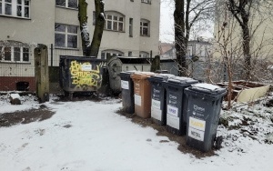 Porzucone odpady w pobliżu torów przy ul. Mikołowskiej 7 (16)
