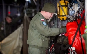 Ciężki sprzęt ratowników i żołnierzy został zabrany wojskowym samolotem (11)
