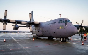 Ciężki sprzęt ratowników i żołnierzy został zabrany wojskowym samolotem (17)