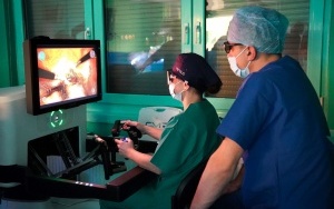 Operacja przy użyciu robota VERSIUS w UCK SUM w Katowicach (1)