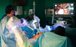 Operacja przy użyciu robota VERSIUS w UCK SUM w Katowicach (3)