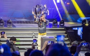 Prezydent Katowic wniósł puchar podczas finału Intel Extreme Masters (1)