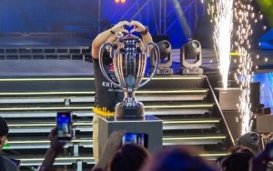 Prezydent Katowic wniósł puchar podczas finału Intel Extreme Masters (4)