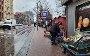 Sprzedawcy warzyw i owoców na ul. Mickiewicza (8)