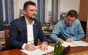 Podpisanie umowy na organizację American Cars Mania w Katowicach (13)