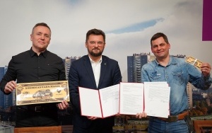 Podpisanie umowy na organizację American Cars Mania w Katowicach (15)