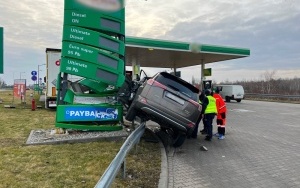 Pijany kierowca uciekał przed policją na DTŚ. Szaleńczy rajd zakończył na słupie z cenami paliw (1)