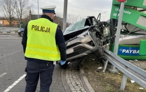 Pijany kierowca uciekał przed policją na DTŚ. Szaleńczy rajd zakończył na słupie z cenami paliw (2)