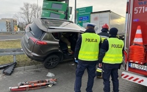 Pijany kierowca uciekał przed policją na DTŚ. Szaleńczy rajd zakończył na słupie z cenami paliw (3)