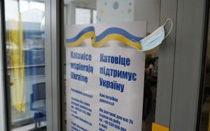 Wolontariusze pomagają obywatelom Ukrainy w punkcie powitalnym (5)