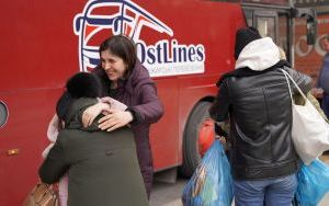 Wolontariusze pomagają obywatelom Ukrainy w punkcie powitalnym (18)