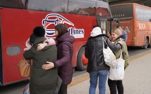 Wolontariusze pomagają obywatelom Ukrainy w punkcie powitalnym (19)