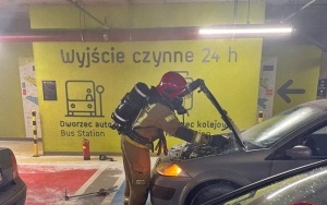Pożar samochodu na parkingu Galerii Katowickiej (3)