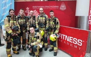 Strażacy z Szopienic na Sky Tower Run 2023 (4)