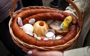 Święcenie potraw wielkanocnych w Bazylice Św. Ludwika Króla i Wniebowzięcia NMP w Katowicach (1)