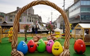 Trwa rozbiórka Jarmarku Wielkanocnego na Rynku w Katowicach (5)