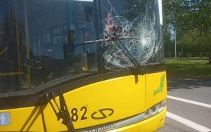 Mężczyzna uderzał głową w szybę autobusu (1)