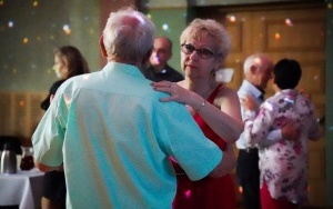 Seniorzy na potańcówce w Miejskim Dom Kultury Bogucice-Zawodzie (8)