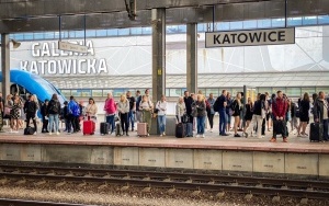 Duże opóźnienia na kolei. Awaria sieci trakcyjnej w Katowicach (1)